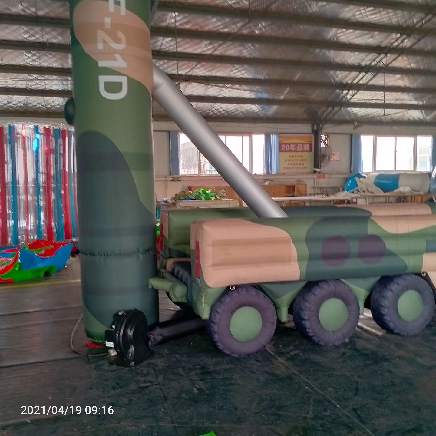 北关军事演习中的充气目标车辆：模拟发射车雷达车坦克飞机